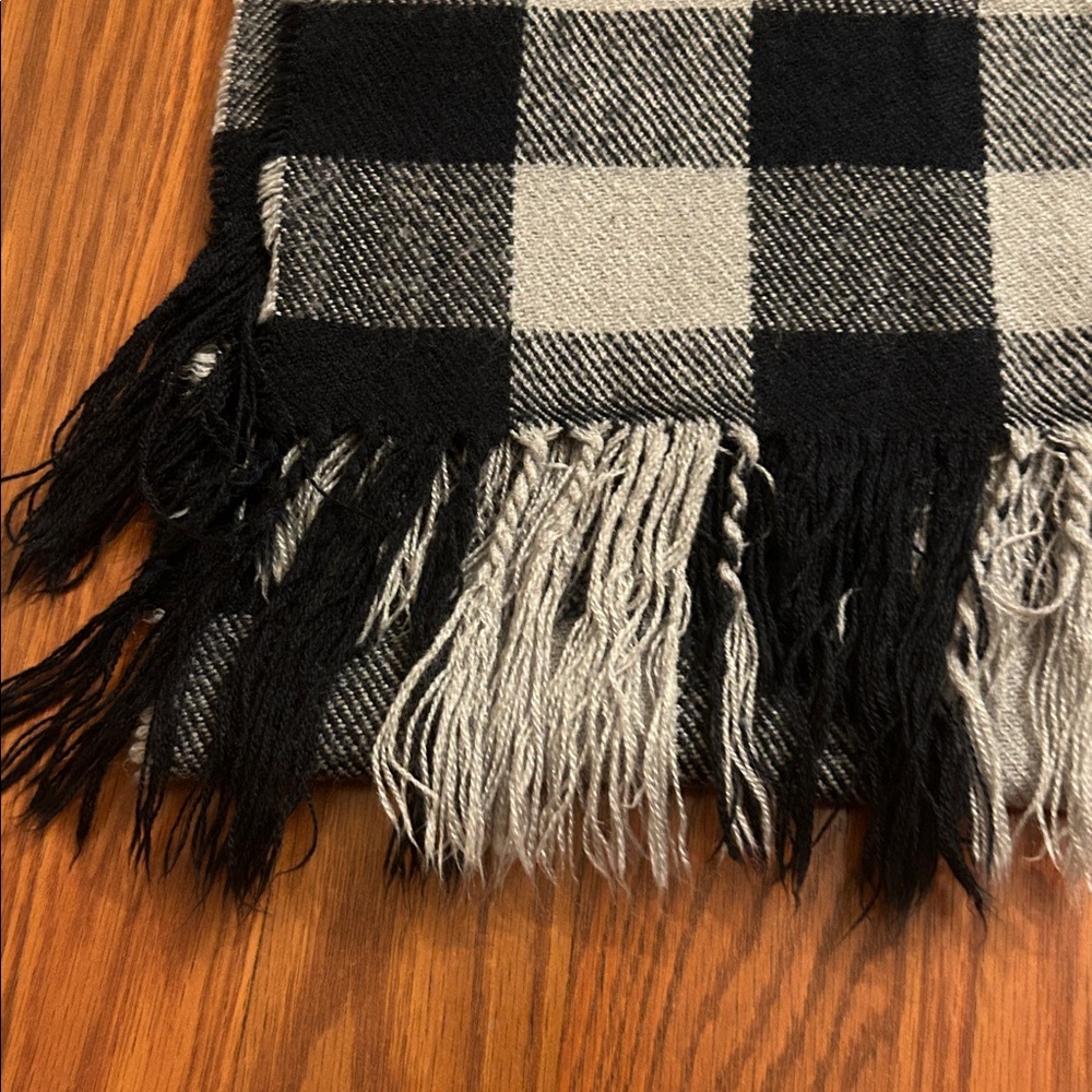 Old Navy Men’s Scarf - Picture 7 of 7